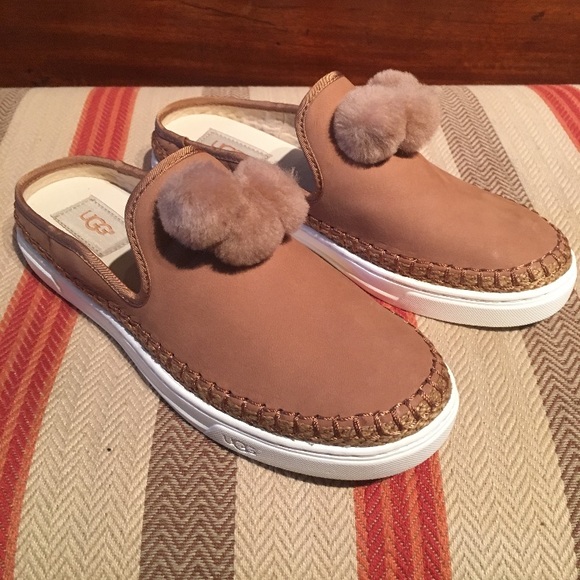 New Ugg Womens Sandalwood Puff Pom 